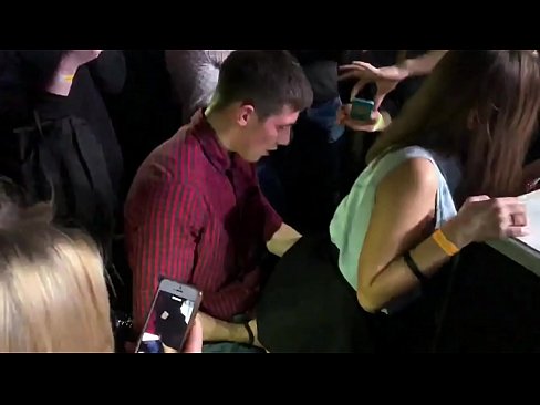 ❤️ Ubulili bangempela ku-nightclub yaseRussia. Intombazane yaseRussia eneminyaka engu-18 ubudala ingene endunu nasesithweni sangasese e-nightclub Izocansi ku-zu.porn-mz-com.ru ❌❤